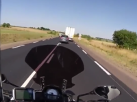 Ce motard filme un conducteur qui double n'importe comment et va le corriger!