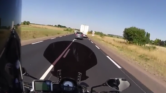 Ce motard filme un conducteur qui double n'importe comment et va le corriger!