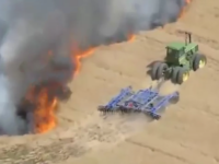 Cet agriculteur fait un coupe-feu avec son tracteur pour protéger son champ de blé