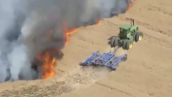 Cet agriculteur fait un coupe-feu avec son tracteur pour protéger son champ de blé