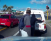2 voleurs braquent une voiture au feu rouge
