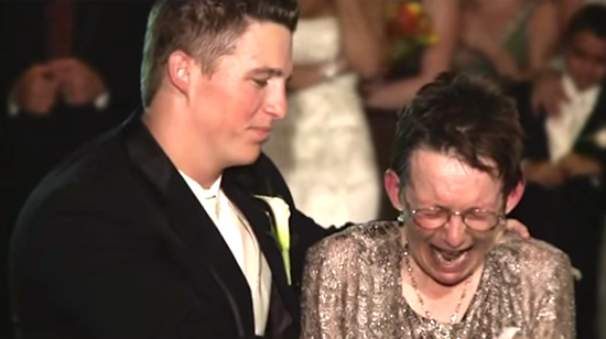 A son mariage, ce fils a réalisé une incroyable danse avec sa mère en fauteuil roulant