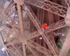 Ce Russe escalade la Tour Eiffel sans filet de sécurité, sensations extrêmes