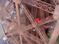 Ce Russe escalade la Tour Eiffel sans filet de sécurité, sensations extrêmes