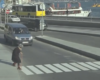 Cette vieille dame tente de traverser la rue, Voyez les réactions des gens !