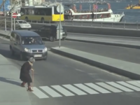 Cette vieille dame tente de traverser la rue, Voyez les réactions des gens !