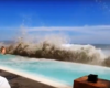 Des vagues géantes noient une piscine et des touristes à Bali