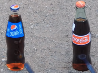 Feu contre bouteilles de Coca-cola et Pepsi. Qui explose ?