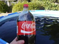 Il se baigne dans une piscine remplie de 5600 litres de Coca-Cola