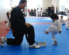 Un enfant essaie de casser une planche au cours de taekwondo