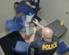 Un prisonnier tente de voler l'arme d'un policier dans une salle d'interrogatoire