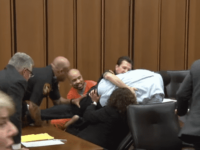Un père saute à la gorge du meurtrier de sa fille en plein Tribunal