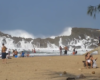 Vagues géantes dans une plage fermée à Porto Rico envahissent la plage