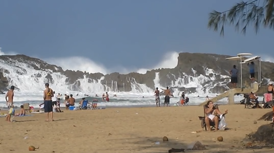 Vagues géantes dans une plage fermée à Porto Rico envahissent la plage