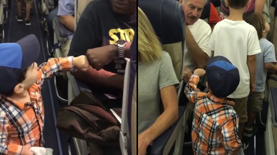 Ce petit garçon salue les passagers de son vol