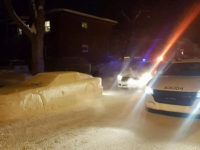 Il fait une blague à des policiers avec sa voiture en neige !