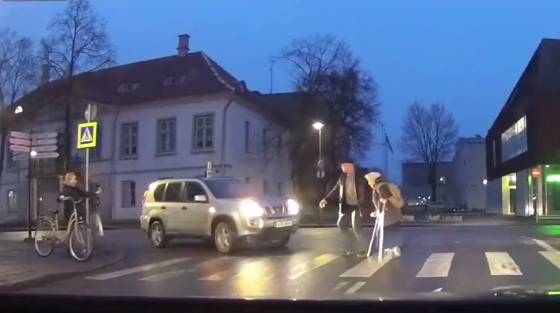 Il quitte sa voiture pour aider une mamie à traverser mais oublie de mettre le frein à main