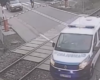 Un ambulancier se retrouve coincé sur un passage à niveau