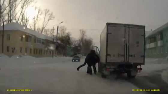 Il sort de son camion pour se battre mais oublie le frein à main