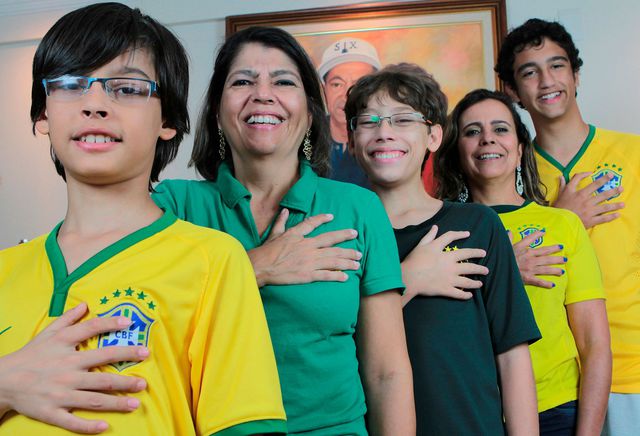 Les membres de la famille da Silva posent fièrement en montrant leurs mains composées de six doigts.
