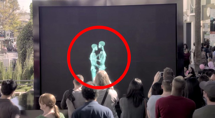 2 personnes s'embrassent derrière un écran, Quand elles sortent le public est stupéfait