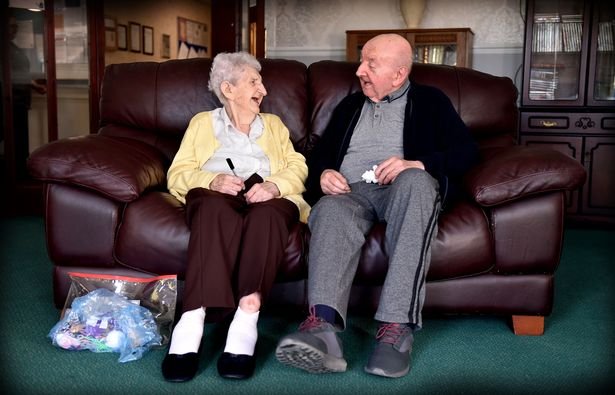 Les inséparables : Mère agée de 98 ans et son fils de 80 ans