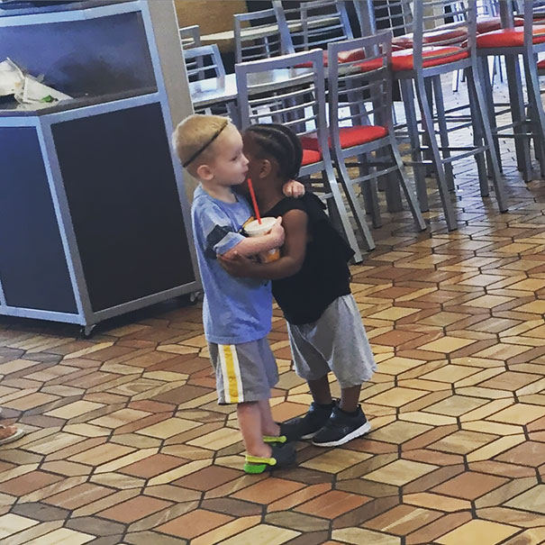 Deux enfants se serrent dans les bras même s'ils ne se connaissent pas