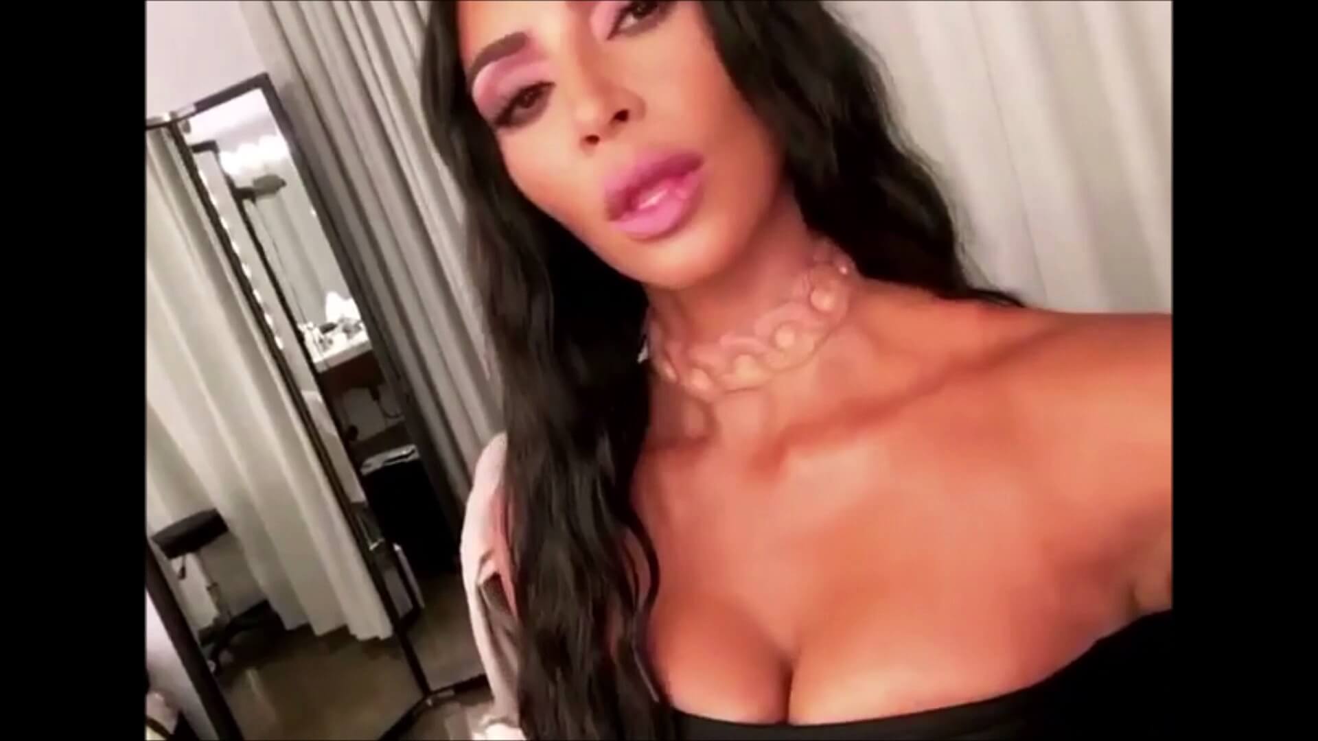 Kim Kardashian se fait implanter un collier lumineux sous la peau