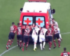 Ces footballeurs poussent une ambulance tombée en panne sur le terrain