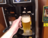 Machine qui sert de la bière en libre service dans un restaurant