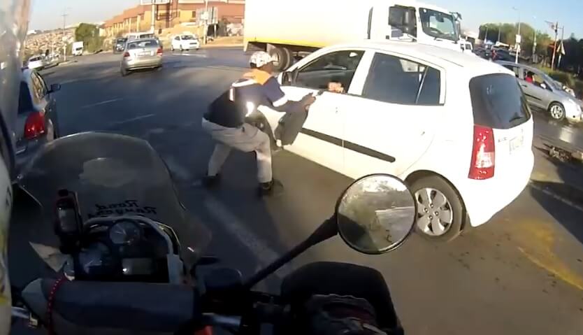 Un motard fonce sur un voleur pour récupérer le sac de la victime