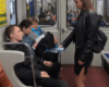 Elle verse de l’eau de Javel sur les hommes dans le métro