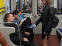 Elle verse de l’eau de Javel sur les hommes dans le métro