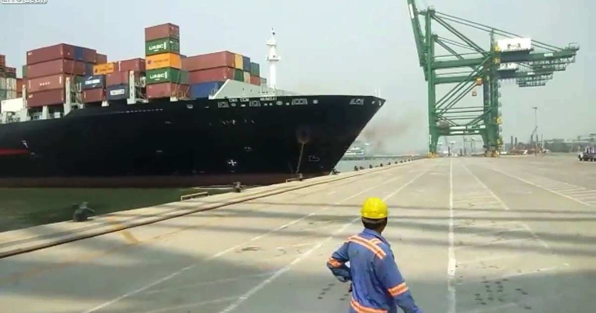 Un Navire porte-conteneurs a percuté le quai d'un port !