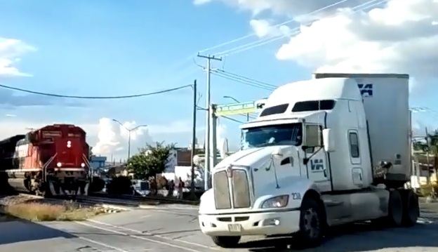 Un chauffeur de camion ignore les klaxons d'un train et s’engage sur un passage à niveau