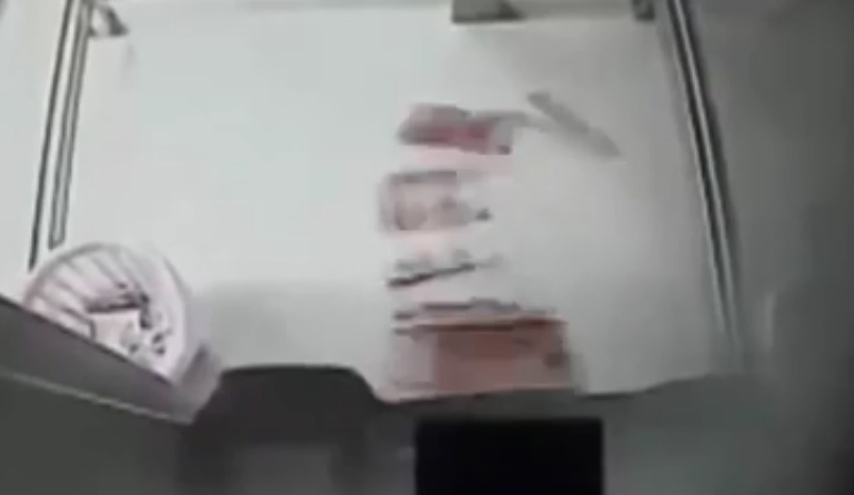 Un distributeur fait cracher des billets d'argent dans la rue