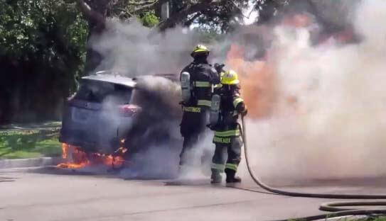 Un gros retour de flammes contre ce pompier en train d'éteindre une voiture en feu