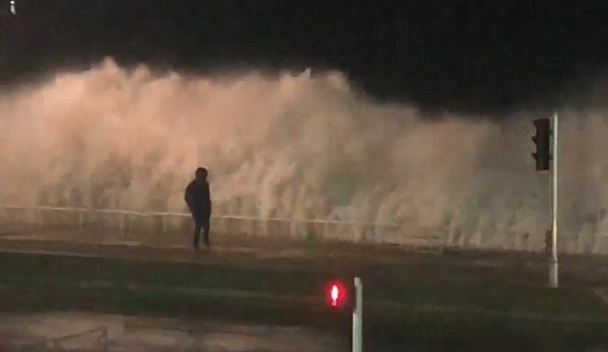 Un homme se fait emporter par une vague à Nice