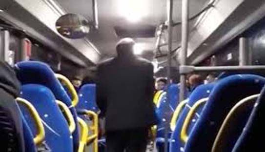 Un nouveau chauffeur de bus recadre des jeunes qui lui ont manqué de respect