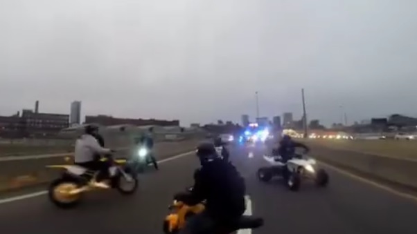 Encerclés par la police, des jeunes motards tentent de fuir !