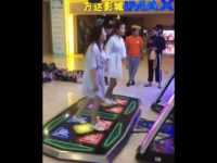 2 jeunes filles ont un accident gênant en s’amusant sur un jeu de danse ! Grosse honte