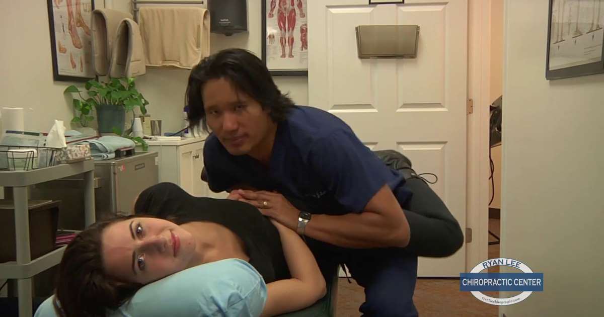 Ce médecin chiropracteur fait craquer les jolies filles... littéralement