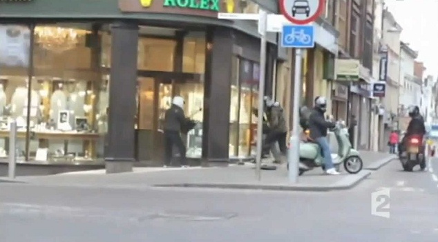 Ces braqueurs attaquent une boutique Rolex et se font ridiculiser par une mamie