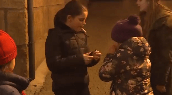 Des enfants obligés de fumer des cigarettes pour une tradition dans un village au Portugal