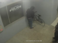 Il tente de voler une bicyclette accrochée devant un commissariat de police !