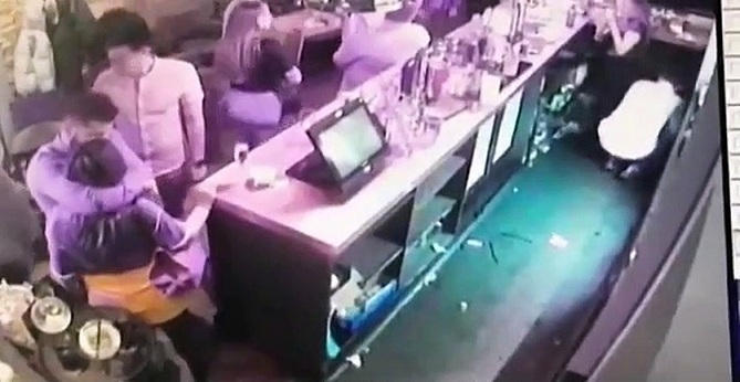 Il étrangle sa copine dans un bar jusqu’à ce qu’elle tombe