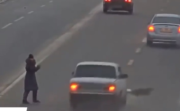 Un automobiliste s’arrête pour frapper des piétons qui traversent n’importe où