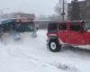 Un bus reste bloqué dans la neige et des voitures viennent l’aider à Montréal