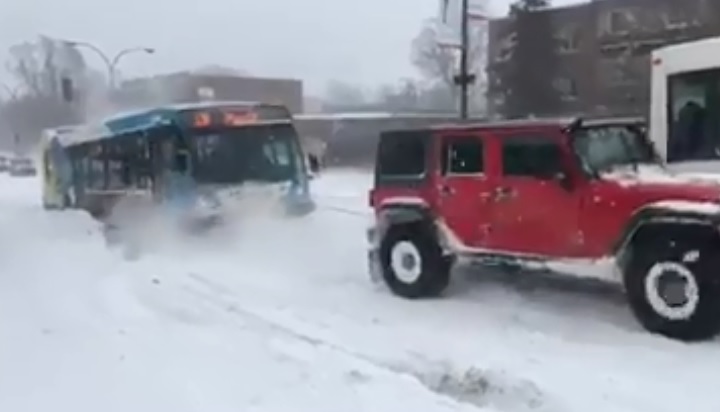 Un bus reste bloqué dans la neige et des voitures viennent l’aider à Montréal