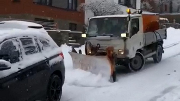 Un chasse-neige glisse et percute des voitures dans une descente (Belgique)